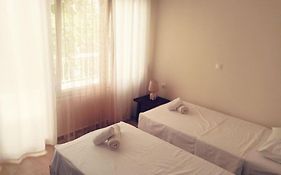 3 Room Apartment By The Beach - Free Parking
